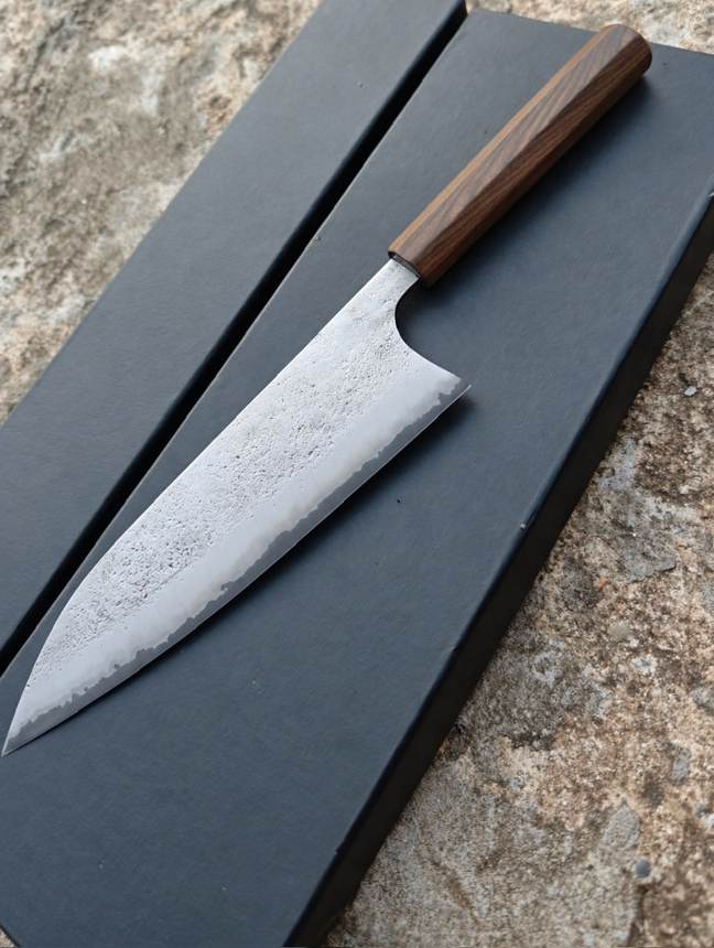 Dao Gyuto vân búa cán gỗ nâu