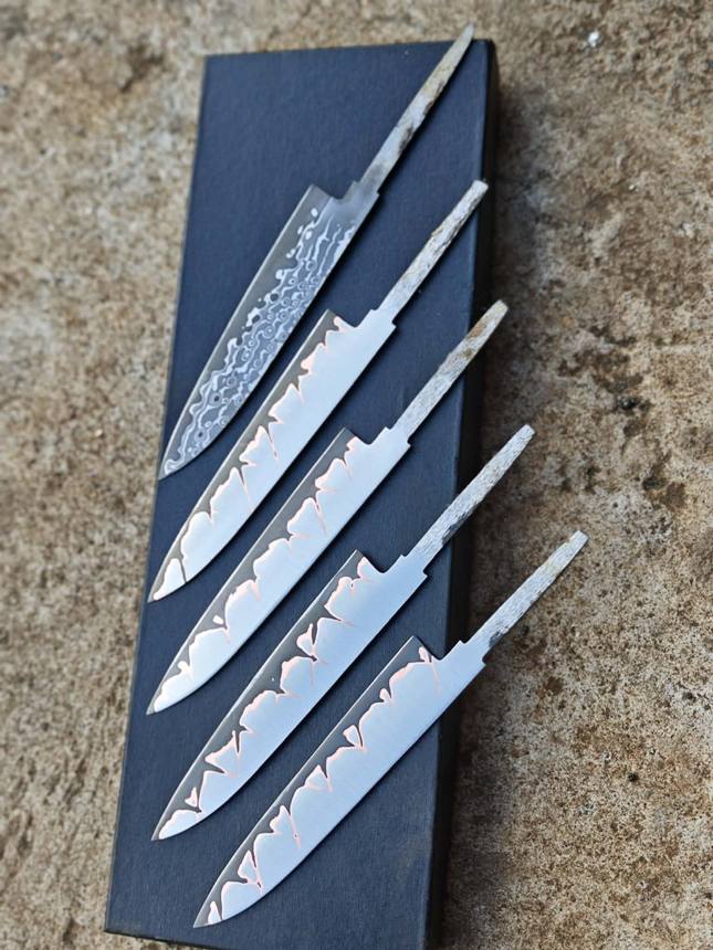 Gyuto Vân đồng & Damascus lõi thép 52100 210mm